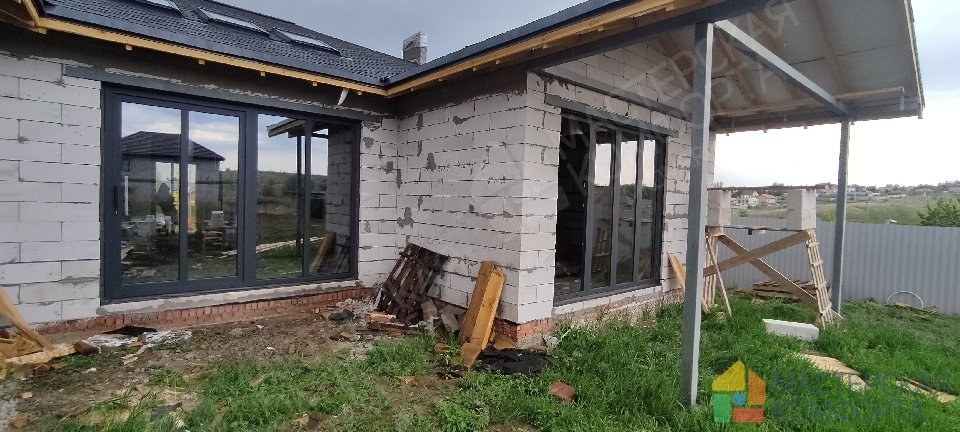 Панорамное окно и выход на террасу в частном доме