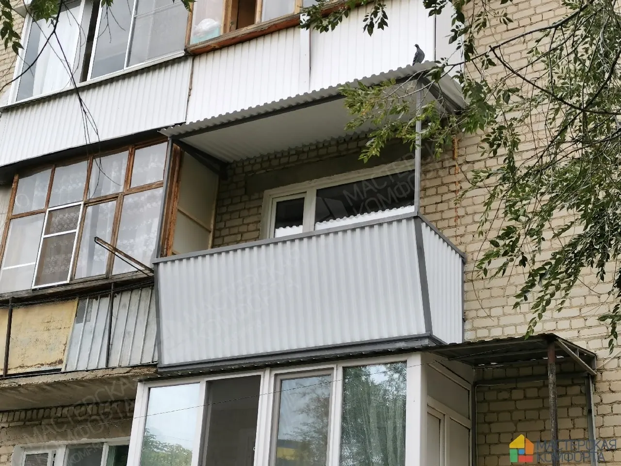 Козырек над открытым балконом, вид с фасада