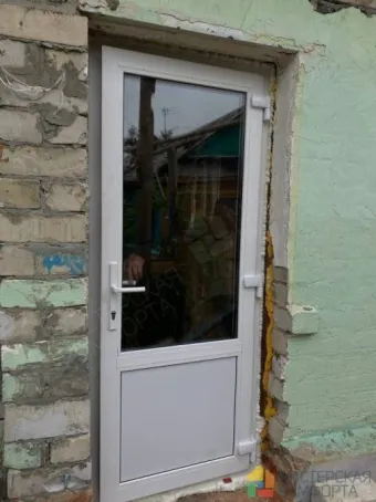 В подсобном помещении выполнили установку новой пластиковой двери. Для конструкции выбрали