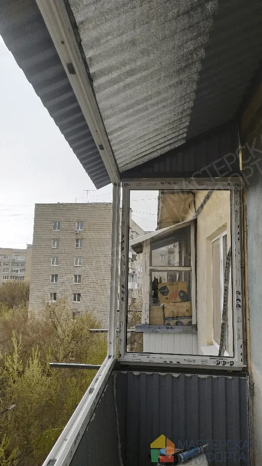 Крыша и ПВХ-остекление балкона изнутри