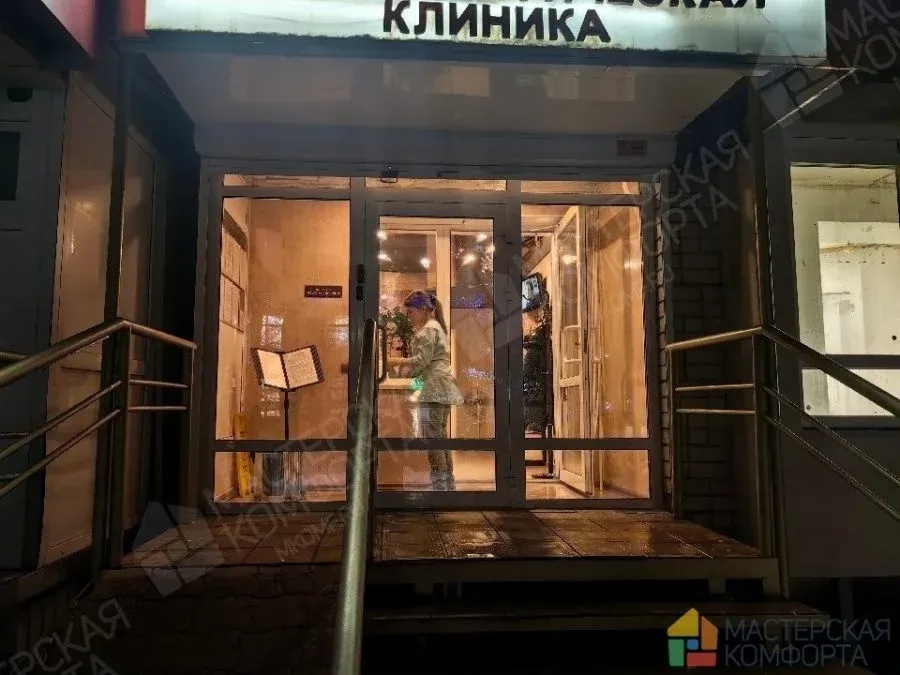 Готовая алюминиевая входная группа клиники в Саратове